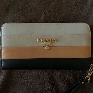 Wallet imitation of a famous brand.New no tags